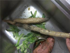 山药洗净去皮，切小块