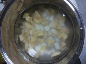 切好的山药红薯和淘洗干净的小米一起放入锅内，加水