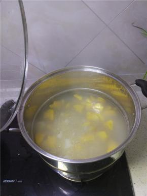 大火烧开，转小火，二十分钟待锅内的红薯和山药煮软