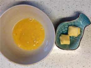 芝士片一切两半分别叠成小方块