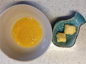 芝士片一切两半分别叠成小方块