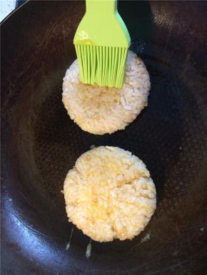 小火煎饭团，同时在没有刷蛋液的一面刷上蛋液