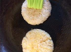 小火煎饭团，同时在没有刷蛋液的一面刷上蛋液