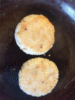 底面煎至金黄后翻面，将另一面也煎至金黄即可