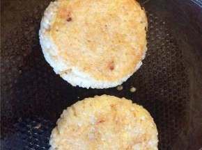 底面煎至金黄后翻面，将另一面也煎至金黄即可