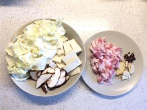 五花肉切片，香菇切厚片，豆腐切厚片，白菜撕成小片，蒜拍扁，姜切大片