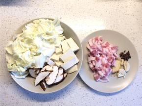 五花肉切片，香菇切厚片，豆腐切厚片，白菜撕成小片，蒜拍扁，姜切大片