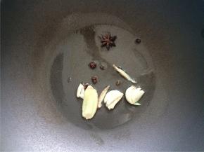 起锅热油，下入八角、花椒、蒜瓣、姜片爆香