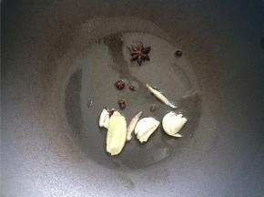 起锅热油，下入八角、花椒、蒜瓣、姜片爆香