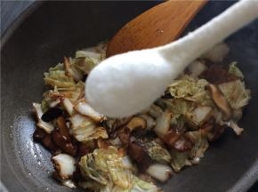 加入食盐调味，翻炒均匀后加入没过所有材料的热水，加盖大火煮开。
