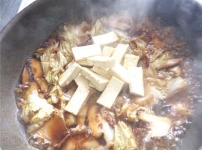 锅内的汤煮开后下入豆腐块，转小火慢炖15分钟至豆腐入味即可。