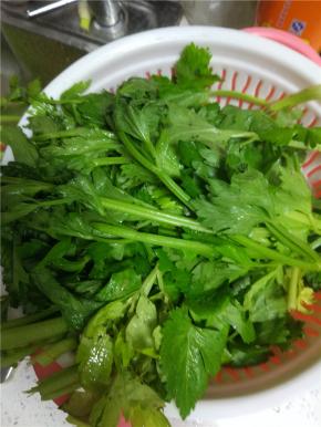 芹菜叶子洗净控干水分备用