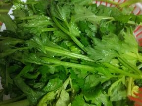 芹菜叶子洗净控干水分备用