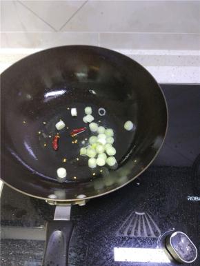 锅内放油放入葱姜蒜爆香