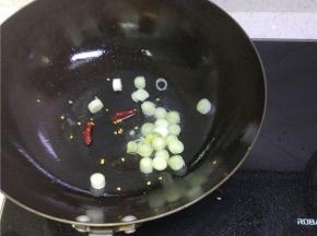 锅内放油放入葱姜蒜爆香