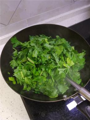 加入芹菜叶族进行翻炒