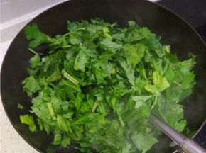 加入芹菜叶族进行翻炒