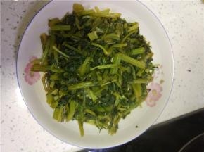 放入适量的盐、酱油、醋进行调味，芹菜叶子炒软出锅