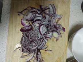 洋葱清洗干净，切丝