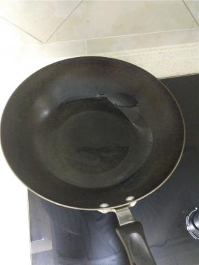 锅内放油烧热