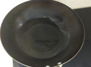 锅内放油烧热