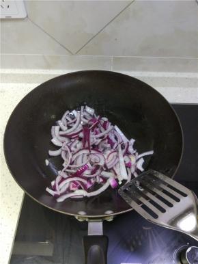 加入切好的洋葱，放入盐，适量的醋