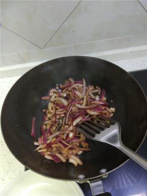 洋葱进行翻炒两分钟左右稍微变软