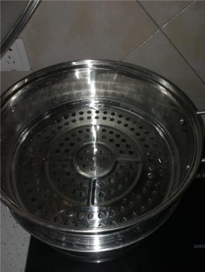 大锅内放水，放蒸笼，清洗干净的海鲜放入整体内，大火烧开，蒸十五分钟左右