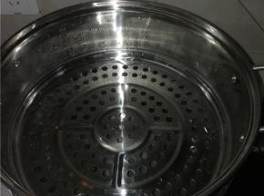 大锅内放水，放蒸笼，清洗干净的海鲜放入整体内，大火烧开，蒸十五分钟左右