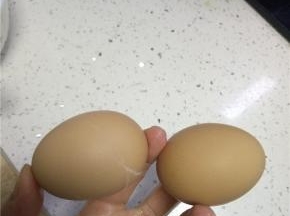 鸡蛋两个放碗内打散