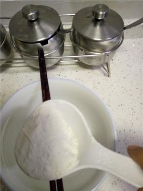 面粉适量，加水搅匀