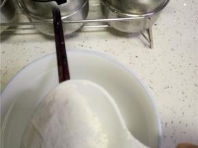 面粉适量，加水搅匀