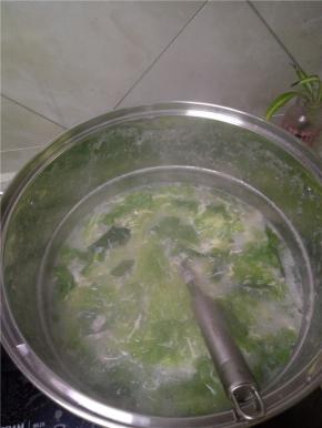 锅内放水烧开，加入面糊，再次开起来之后关小火放入蛋液