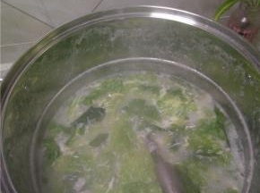 锅内放水烧开，加入面糊，再次开起来之后关小火放入蛋液