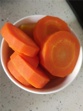 切小块放锅内蒸熟