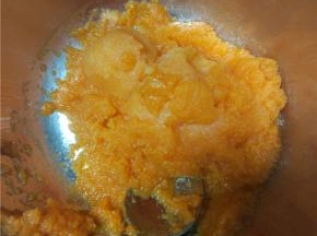 放入料理机加入少量的水打成泥