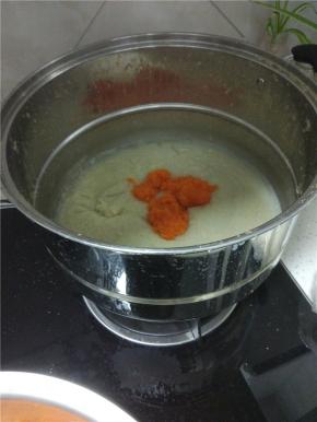 剩粥锅内放入适量的胡萝卜泥