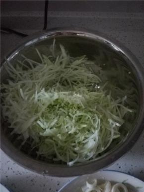 青萝卜用擦丝器擦丝