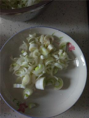 准备适量的葱花