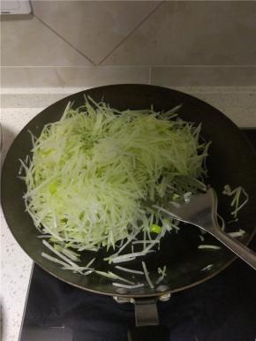炒锅倒入少量油，烧热后加葱蒜炒香，加入萝卜丝进行翻炒