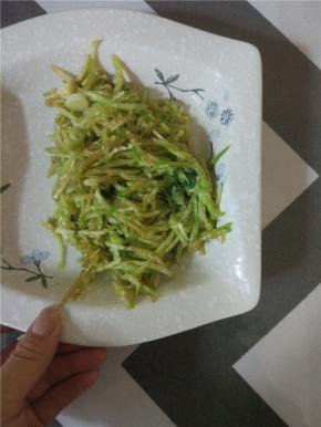 稍微出水之后就可以出锅,不要炒太软