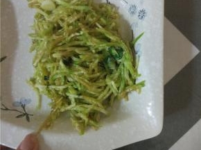 稍微出水之后就可以出锅,不要炒太软