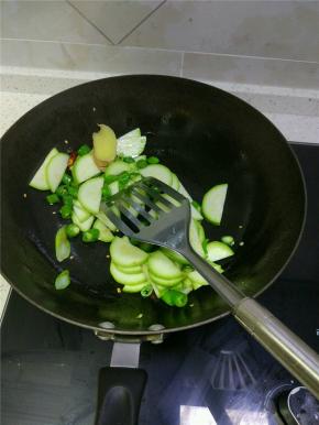 锅内放油放入葱姜爆香，加入西葫芦进行翻炒