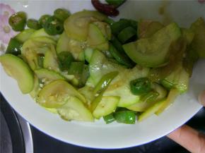 放入适量的盐、酱油、醋进行调味，拌匀之后关火出锅