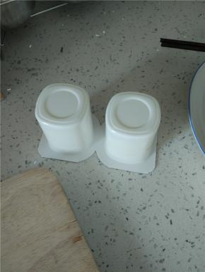 准备一小盒酸奶