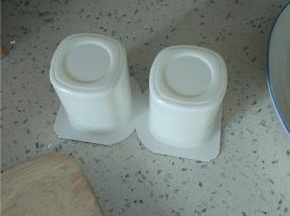 准备一小盒酸奶