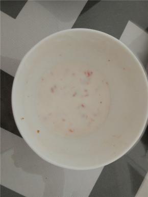 酸奶导入碗内，加入适量的番茄酱