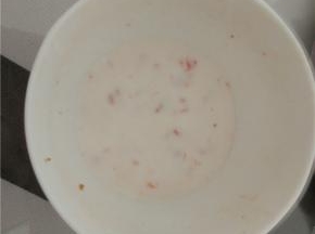 酸奶导入碗内，加入适量的番茄酱