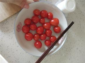 圣女果清洗干净去除蒂