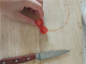 清洗干净的圣女果用刀切两半